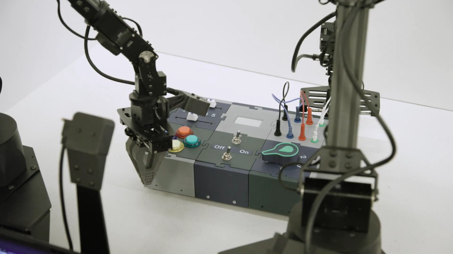 微软发布全新机器人AI模型Rho-alpha，突破运行局限