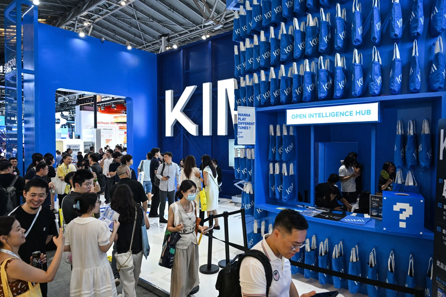 华尔街日报:中国AI模型快速追美,多因素共同推动